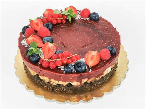 Fotografija sveže pripravljene sadne torte z bogato oblogo iz sezonskega sadja.