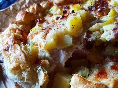 Zlato zapečena mesna krompirjeva pita v pekaču