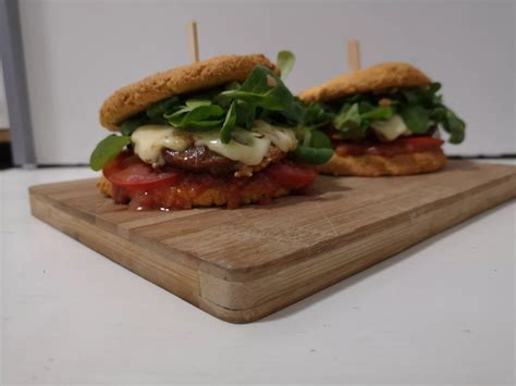 Tematska fotografija: Sestavljen LCHF hamburger