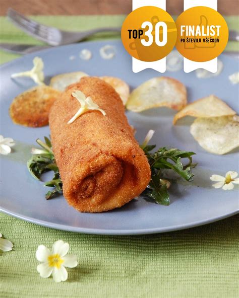 sestavine za nacho omako: nariban sir, paradižnikova mezga, čebula, čili, začimbe