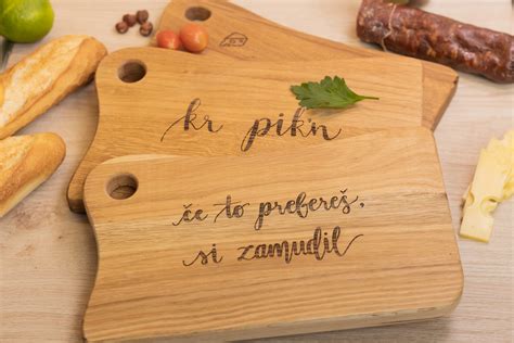 lesena sirna deska z različnimi siri in pripadajočimi noži