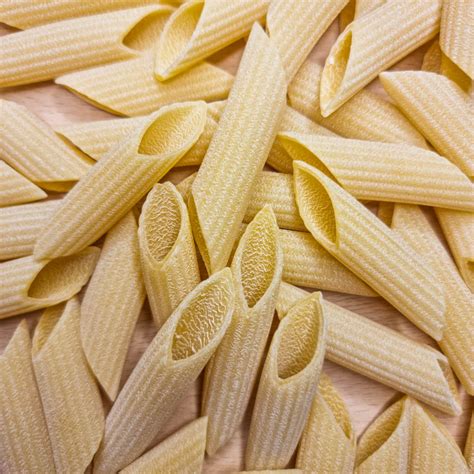 Testenine penne rigate in koščki pršuta