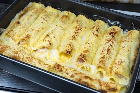 Različne osnove za kanelone: fotografija palačink, listov lazanje in trakov bučk