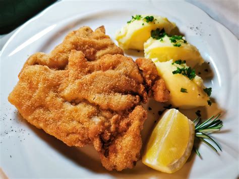 Fotografija ocvrtega piščanca s hrustljavim krompirjem