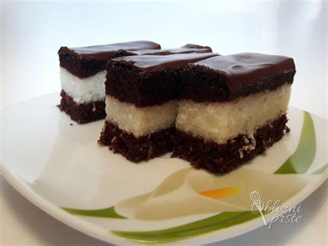 Pripravljene kokosove kocke z zdrobom in čokolado, povaljane v kokosovi moki.