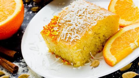 Sočno biskvitno pecivo s kokosom in pomarančnim sirupom, posuto s sezamom.