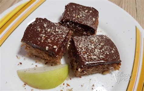 Pripravljeno pecivo z zdrobom in kokosom, premazano s čokoladnim prelivom.