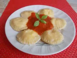 sveži ravioli v posodi