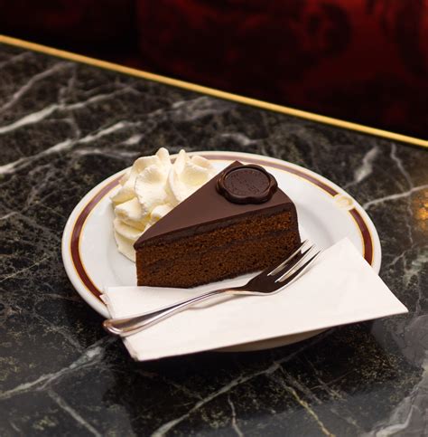 Prikaz posameznih korakov priprave Sacher torte