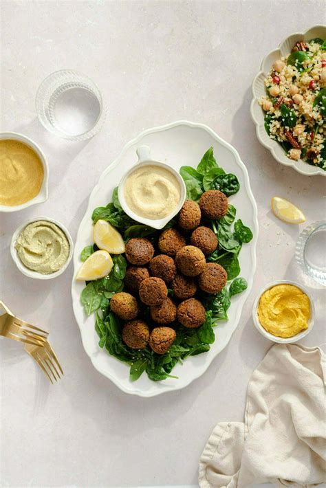 Fotografija krožnika s falafli in različnimi namazi