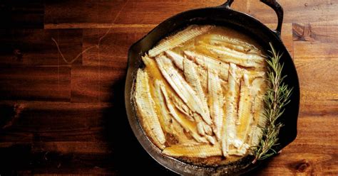 Priprava narezanega krompirja in melancanov za popekanje v ponvi.