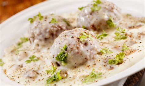 Priprava gladke bele bešamel omake v kozici.