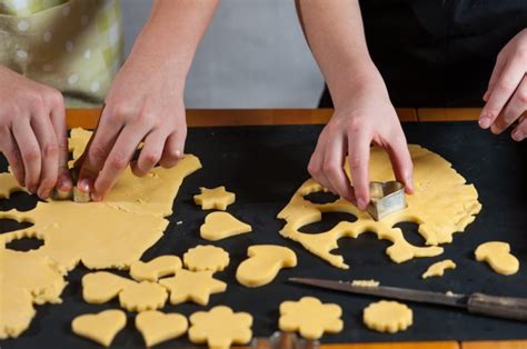 Infografika s koraki priprave krhkega testa za piškote.