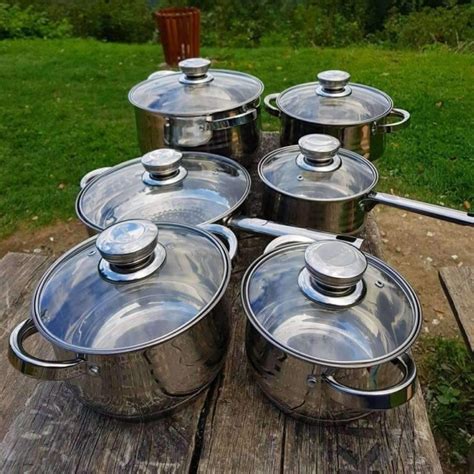 Ilustracija stare kuhinjske posode z rižem, ki se je prijel na dno