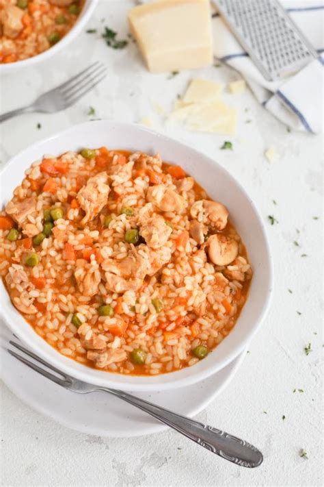 Fotografija pripravljene rižote s piščančjim mesom, korenčkom in papriko