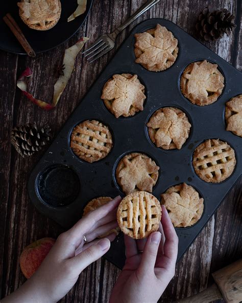 Prikaz valjanja in oblikovanja testa v pekaču za pite