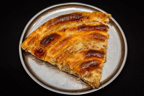 Fotografija tradicionalne pite z mrežo na vrhu, pečene do zlato rjave barve