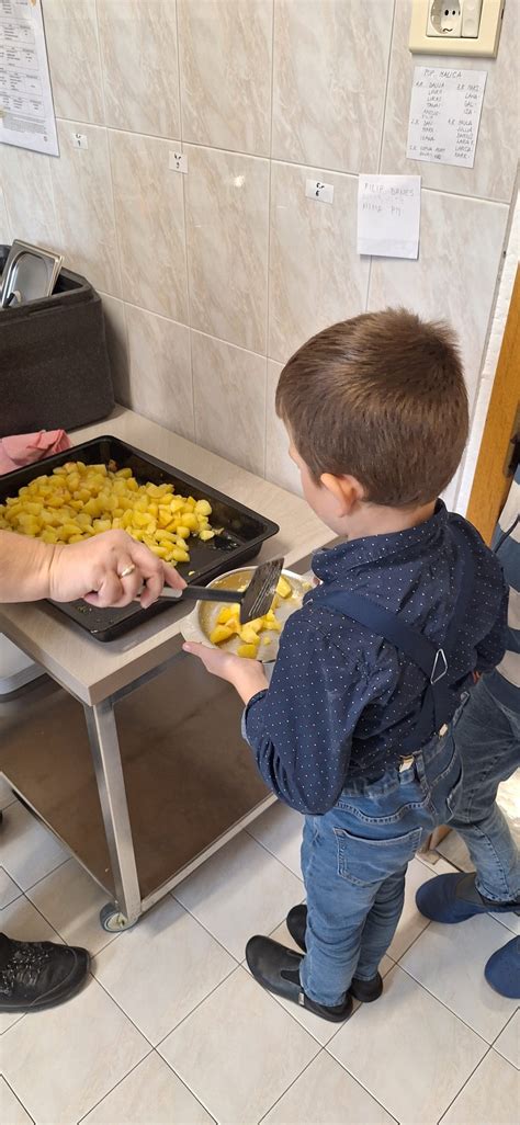 fotografija otrok na kuharski delavnici v KeBonu