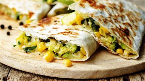 pripravljene polnjene tortilje z brokolijem, bučkami in koruzo