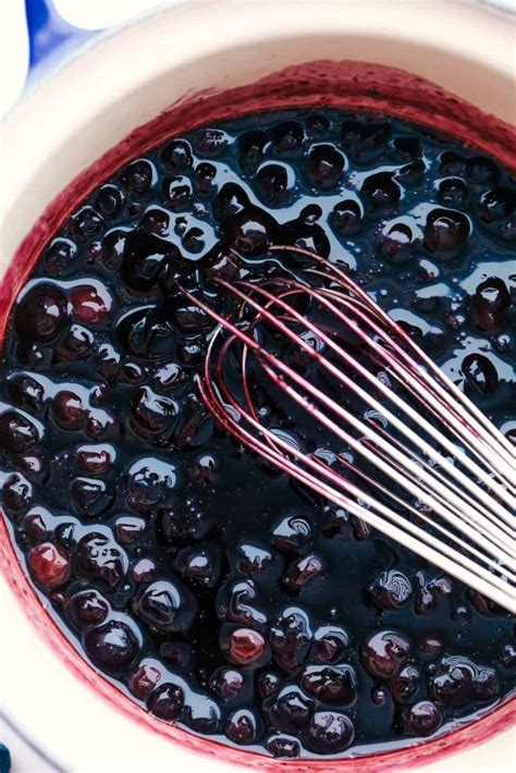 Prikaz sestavin za pripravo marmelade: borovnice, sladkor, limonin sok in želirno sredstvo