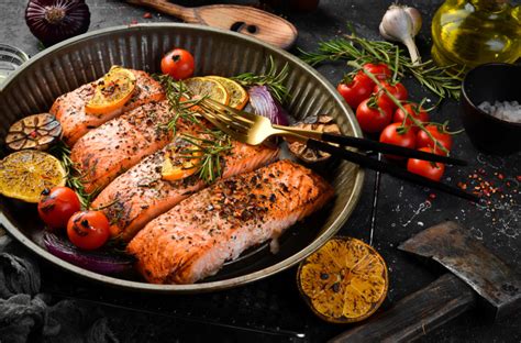Infografika z različnimi začimbnimi mešanicami za lososa: mediteranska, mehiška, azijska.