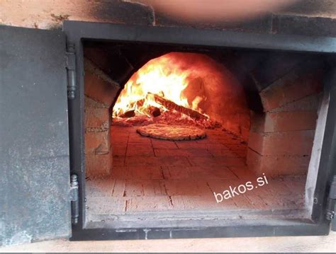 Zunanjost ali notranjost picerije Halo Pizza v Portorožu, ki prikazuje ambient in krušno peč.