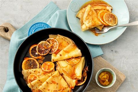 Reprodukcija slike Augusta Escoffierja, ki flambira palačinke Suzette