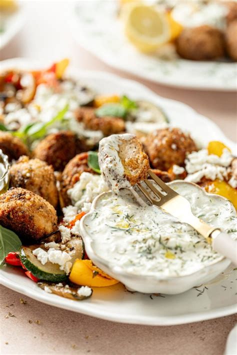 Fotografija sveže pripravljene tzatziki omake v skledi