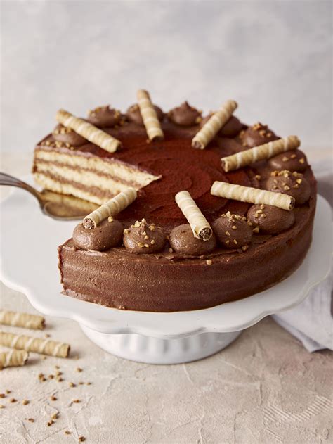 Fotografija končane rožičeve torte z gladkim premazom in dekoracijo