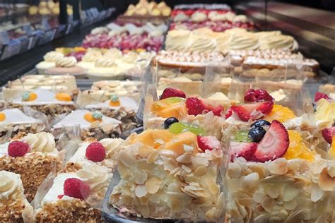 Različne torte in kolači v slaščičarski vitrini