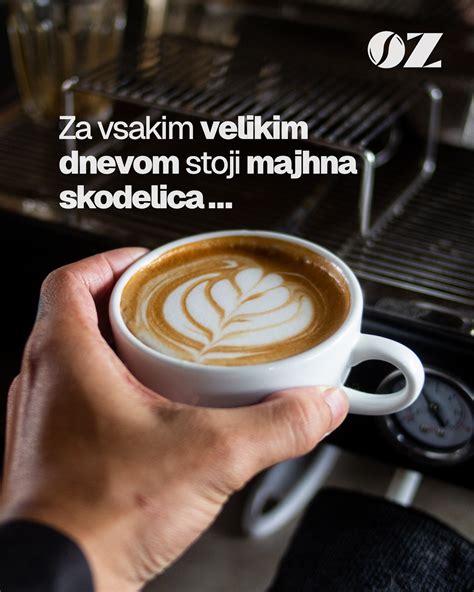Skodelica kapučina z umetnostjo na peni