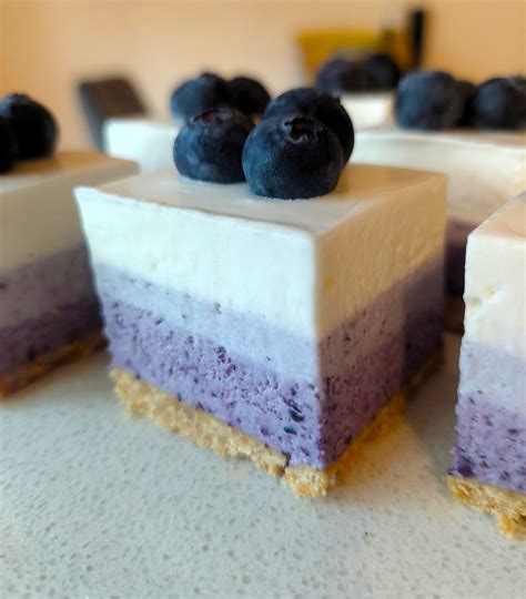 Tematska fotografija borovničeve skutine torte