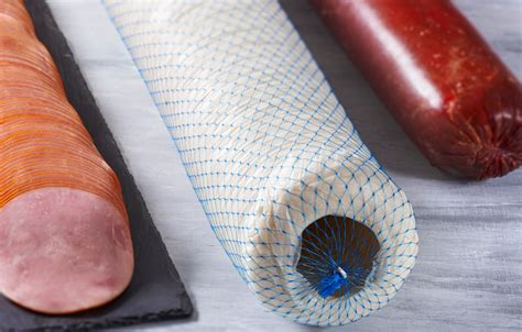 prikaz polnjenja črev za salame