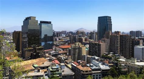 Fotografija Santiaga de Chile z Andami v ozadju in gondolo