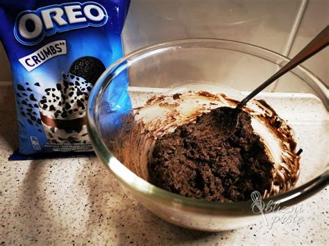 fotografija celotne črno-bele Oreo torte z Nutello