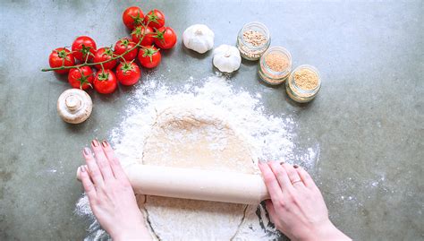 priprava kvašenega testa za slane polžke