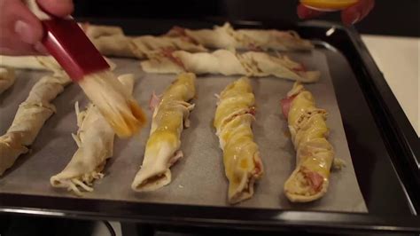 zvitki iz testa, narezani na polžke, pripravljeni za peko