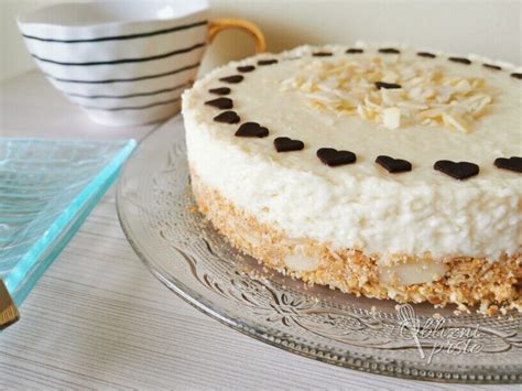 Fotografija prve plasti kokosove torte brez peke, ko se strjuje v hladilniku