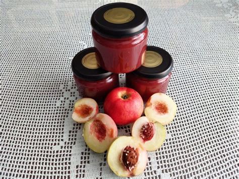Marmelada iz breskev in fig v kozarcu
