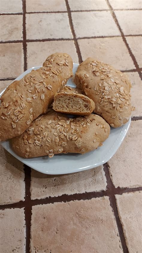 fotografija polnozrnate pirine moke in pirinih zrn