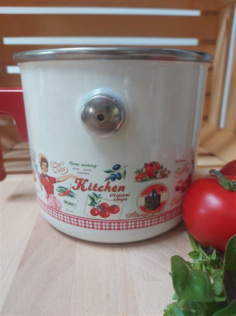 shematski prikaz prereza dvojne stene lonca za kuhanje mleka z vodo med stenami in mlekom v notranji posodi