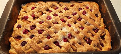 Okrašena jabolčna pita pred peko