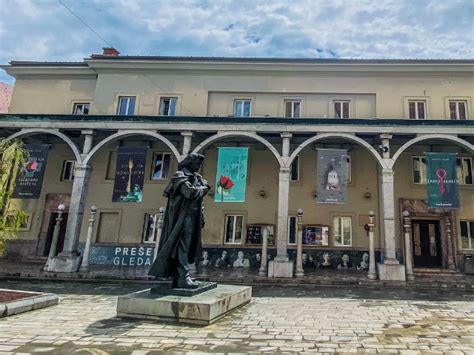 Fotografija prijaznega zunanjega dela pizzerije Dal Forno s poudarkom na tradicionalni arhitekturi.