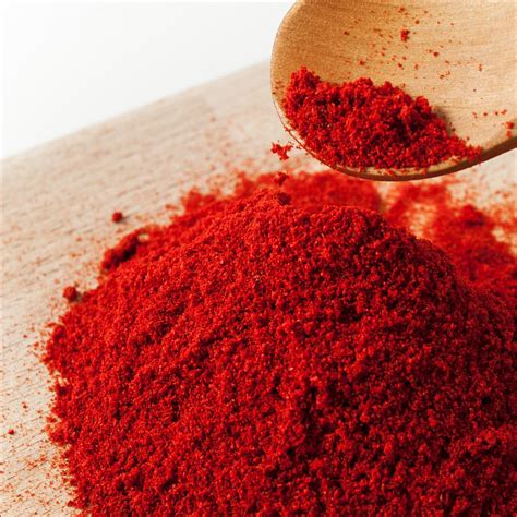 Tematično foto: rdeče paprike in mleta paprika v skodelicah
