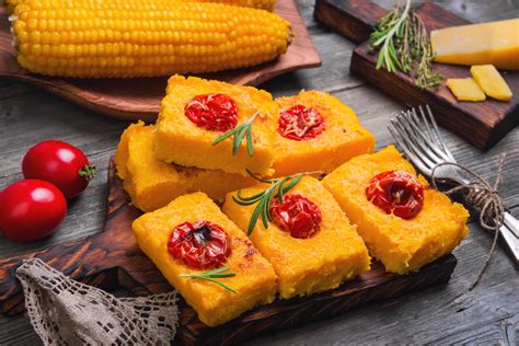 Fotografija: Pečena polenta s paradižnikom in mocarelo