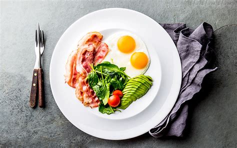 Fotografija LCHF zajtrka: jajca, slanina, avokado