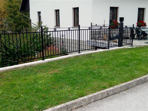 Galerija različnih kovanih ograj in vrat (kolaž)