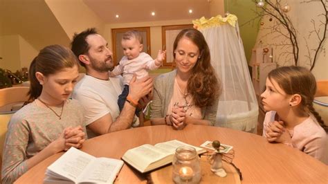 Družina pripravlja sladoled doma