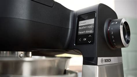 Zaslon na dotik kuhinjskega robota z izbranimi samodejnimi programi