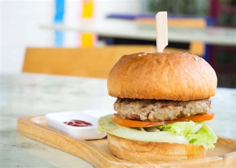 Infografika o razmerju med mesom in maščobo v burger polpetu.